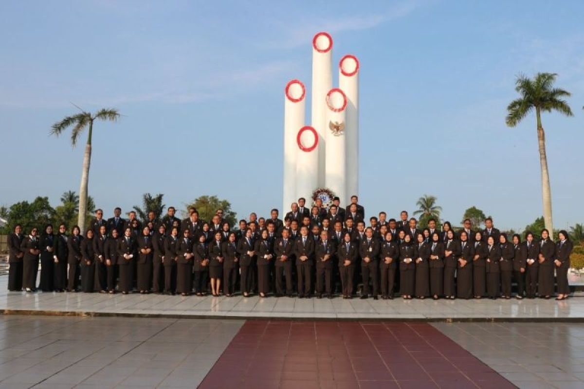 Hari Pengayoman ke-81, Kanwil Kemenkum Bengkulu Tabur Bunga di TMP Balai Buntar untuk Teladani Jasa Pahlawan