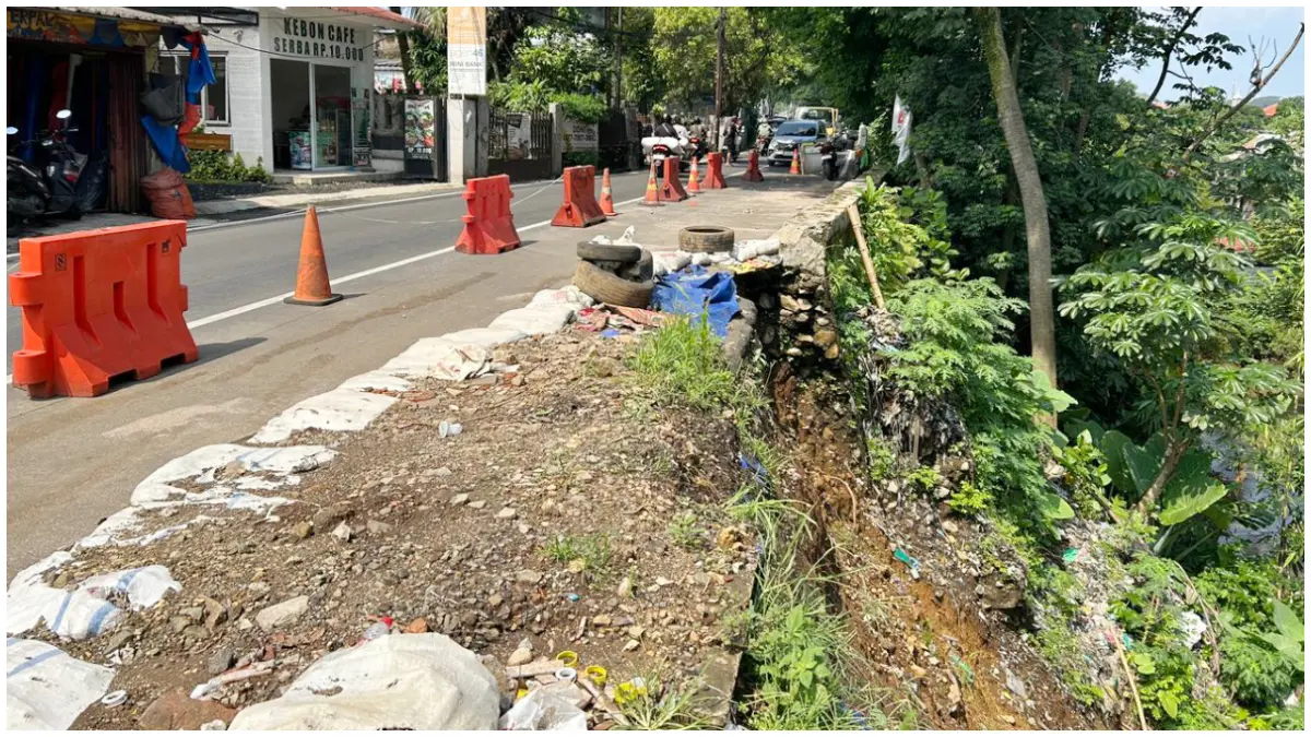 Warga Keluhkan Penanganan Longsor di Jalan Kebon Pedes Kota Bogor yang Tak Kunjung Dikerjakan, Jalan Masih Tertutup Material