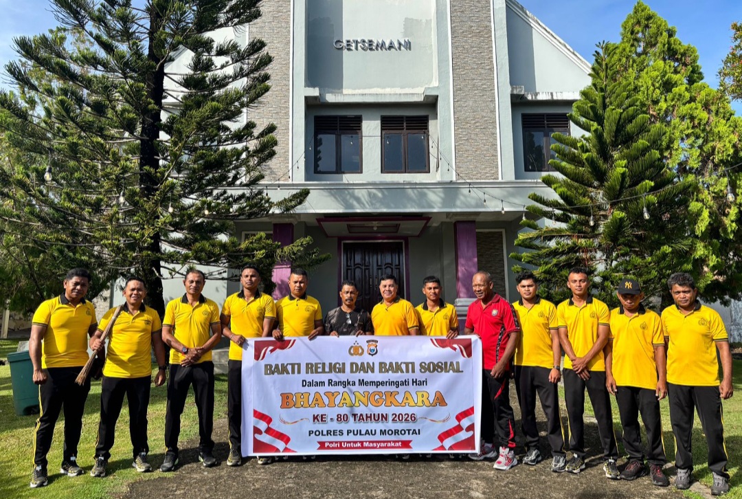 Polres Pulau Morotai Bersihkan Masjid dan Gereja Jelang Hari Bhayangkara ke-80, Kapolres Sebut Wujud Toleransi