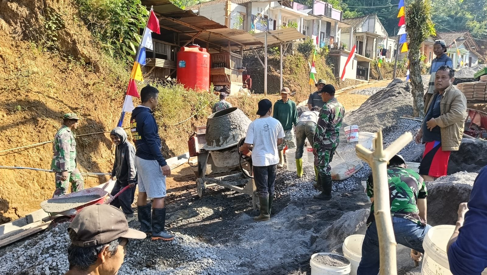 Satgas TMMD Reguler Ke-129 Kodim 0708 Purworejo Tetap Garap Cor Blok di Medan Berbukit Desa Watuduwur