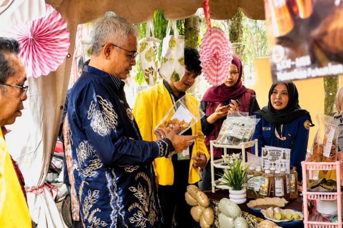 60 Kelompok KKN ULM Pamerkan Inovasi di 53 Desa HSU, Pemkab Apresiasi Hasil Pengabdian Mahasiswa