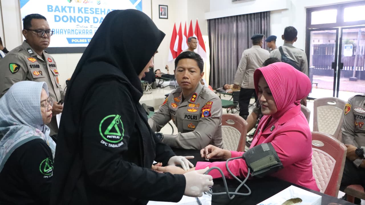 Polres Tabalong Kumpulkan 91 Kantong Darah Lewat Donor dalam Rangka HUT Ke-80 Bhayangkara, Kapolres Ikut Mendonor