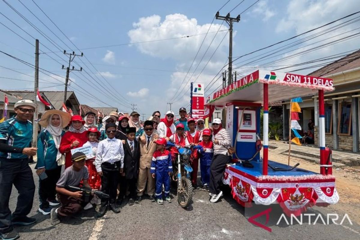 Wabup Bangka Selatan Debby Vita Dewi Ajak Warga Airgegas Kobarkan Semangat Kemerdekaan Lewat Pawai Baris-Berbaris