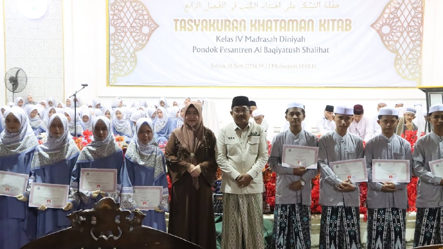 Bupati Tanjab Barat Anwar Sadat Hadiri Haflah Tasyakur Ponpes Al Baqiyatush Shalihat di Momen 1 Muharram 1448 H