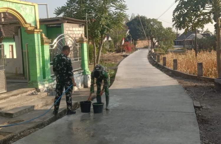 Satgas TMMD ke-129 Bojonegoro Siram Jalan Cor di Desa Kesongo Agar Beton Kuat dan Tahan Lama