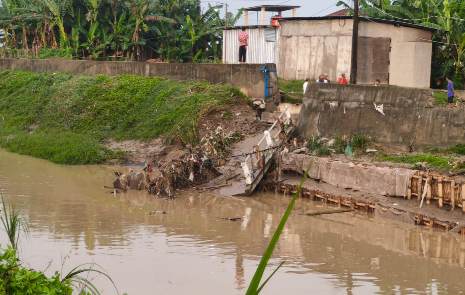 Jembatan Penghubung Dua Kecamatan di Kendal Putus Diterjang Banjir, Pintu Air Hilang Terbawa Arus