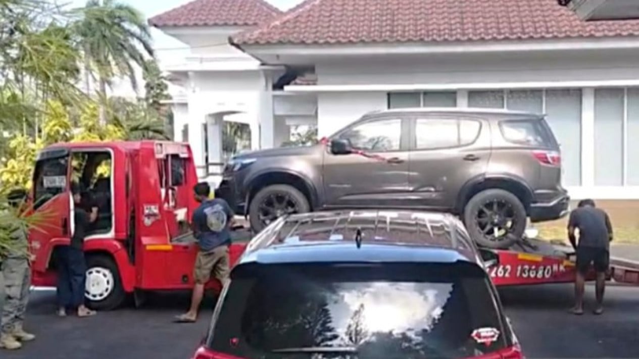 KPK Sita Dua Mobil dari Pendopo Bupati Lombok Barat, HR-V dan Trailblazer Diangkut ke Towing