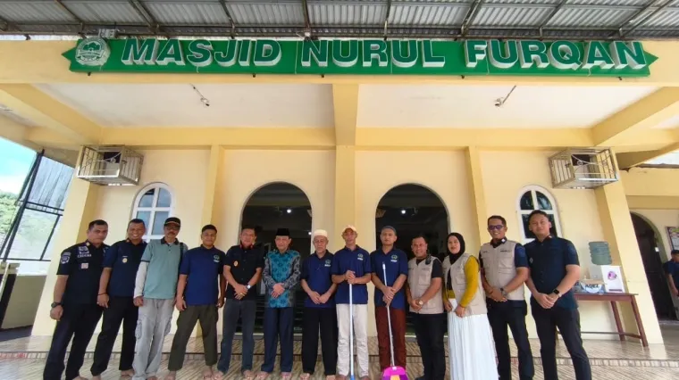 Rutan Padang Panjang Ajak Warga Binaan Gotong Royong Bersihkan Masjid Nurul Furqon