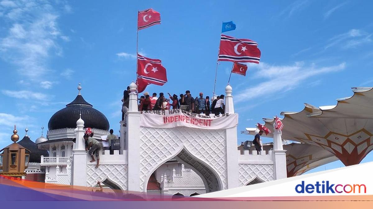 Puluhan Massa Zikir Akbar di Banda Aceh Kibarkan Bendera Bulan Bintang, TNI Sempat Cegat