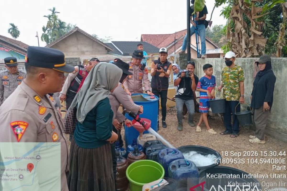 Polres Ogan Ilir Salurkan Air Bersih dan Layanan Kesehatan untuk Warga Desa Parit Terdampak Kemarau