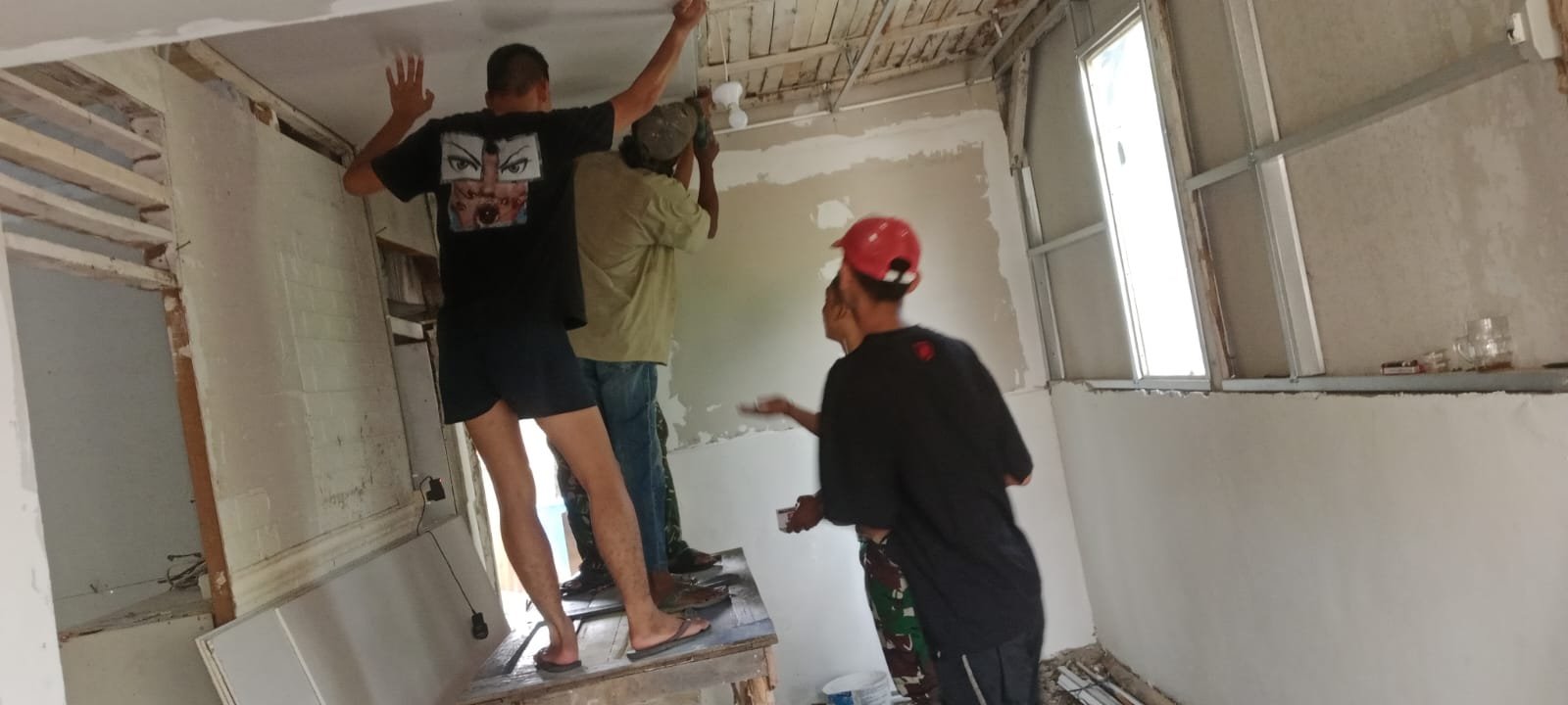 Satgas TMMD ke-129 Kodim 0418/Palembang Pasang Plafon RTLH Milik Fernando di Hari ke-17, Target Tepat Waktu