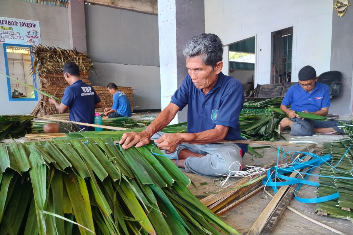 Lapas Lubuk Basung Produksi 300 Lembar Atap Rumbia per Hari, Dipasarkan ke Riau dan Jambi