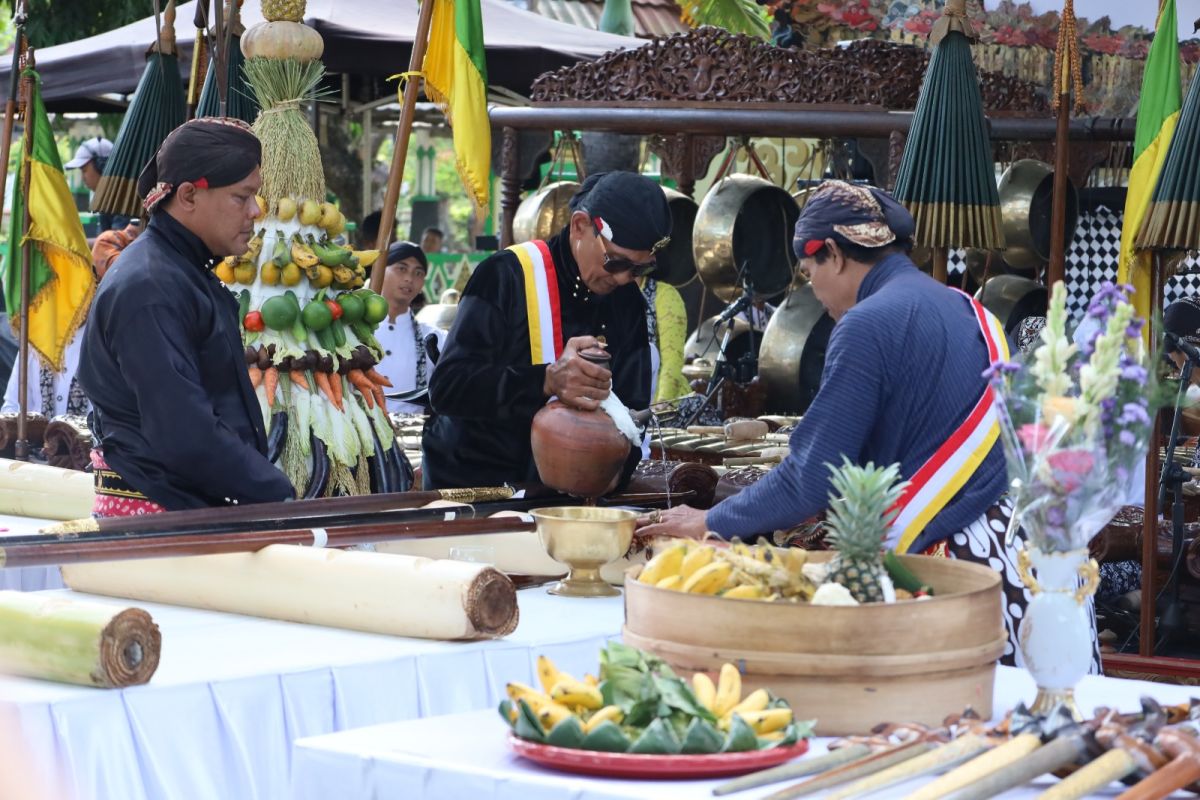 Tradisi Jamasan Pusaka di Kulon Progo Tahun Ini Sertakan Kentongan Raksasa 