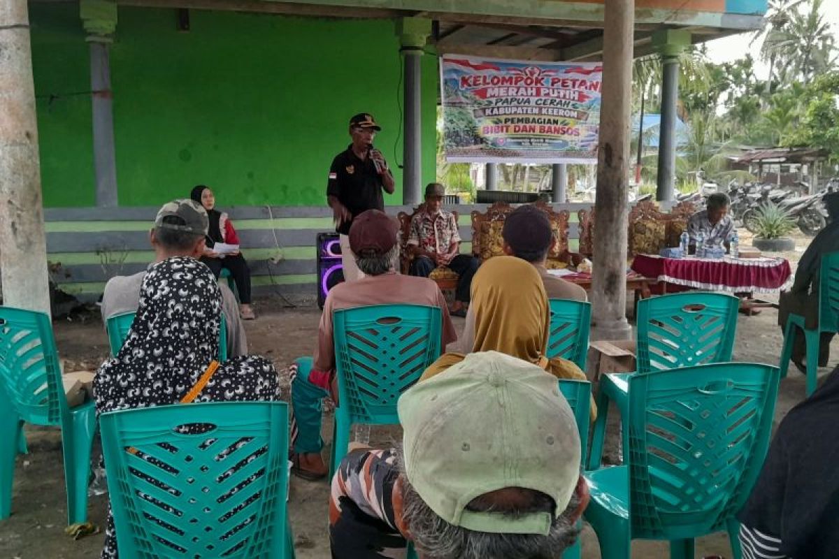 Pemkab Keerom Salurkan Bibit dan Bantuan Sosial ke 60 Petani Kampung Wonorejo PIR IV, Dorong Lumbung Pangan Berbasis Adat