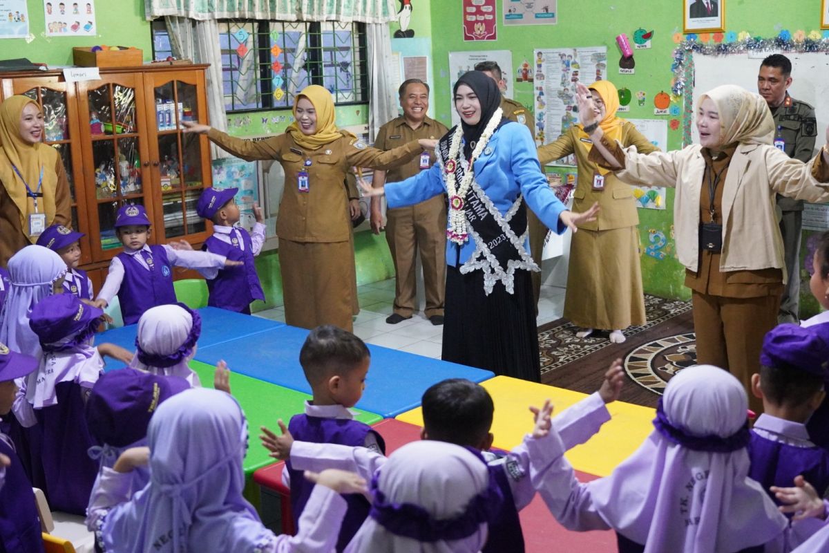 Bunda PAUD Banjar Nurgita Tiyas Turun ke Sekolah Pastikan MPLS Ramah Anak Berjalan Nyaman dan Aman