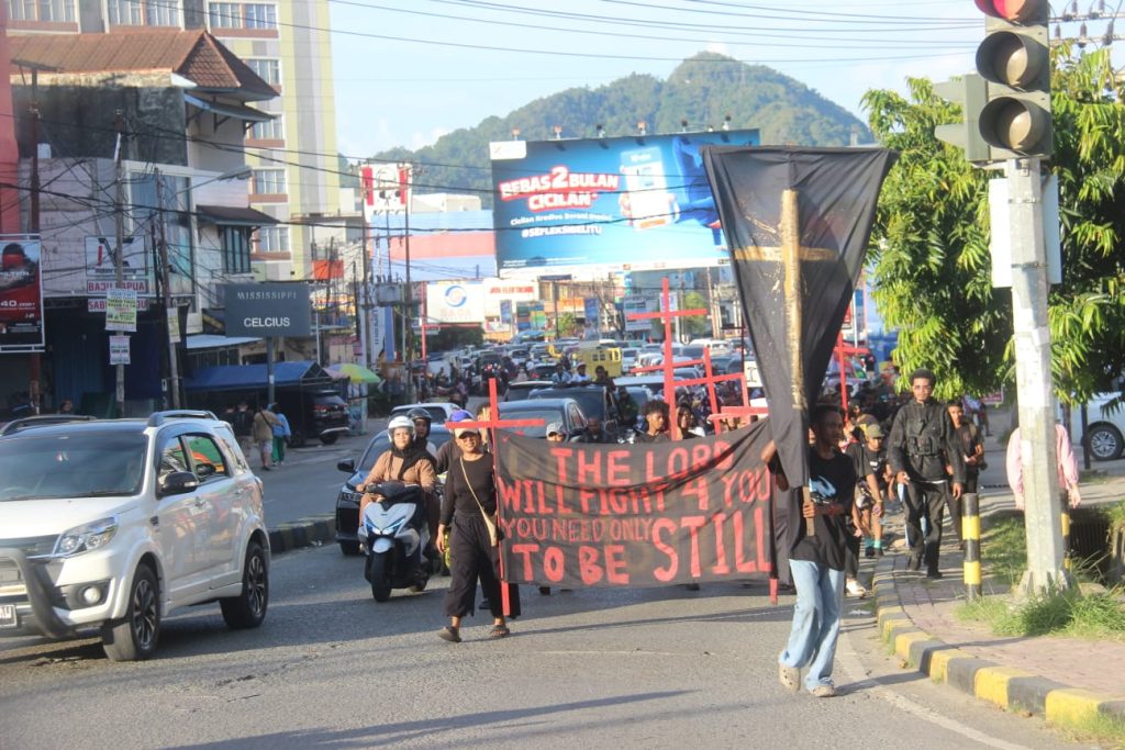 Bawa Salib dan Tiup Sangkakala, Ratusan Jemaat Lintas Denominasi Doakan Pemulihan Papua di Abepura
