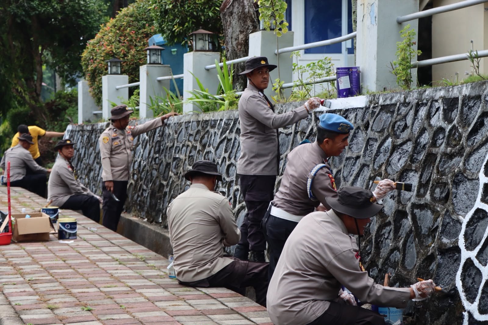 Sambut Hari Bhayangkara ke-80, Polsek Tanjungpinang Kota Gotong Royong dan Cek Pagar Gereja di Paroki Hati Santa Perawan Maria