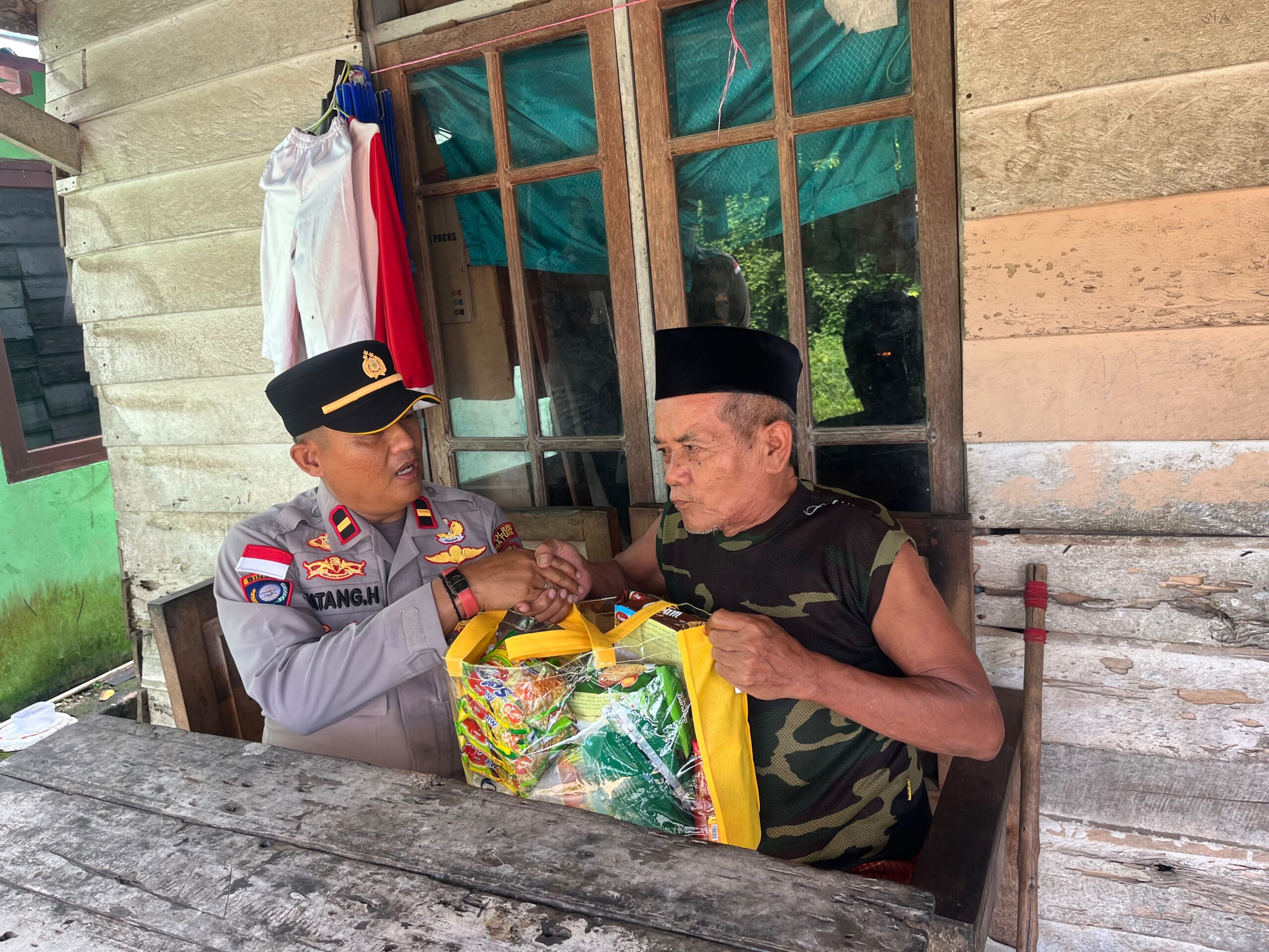 Polsek Bunguran Timur Sambangi Warga Natuna, Bagikan Sembako dan Dengarkan Keluhan Warga
