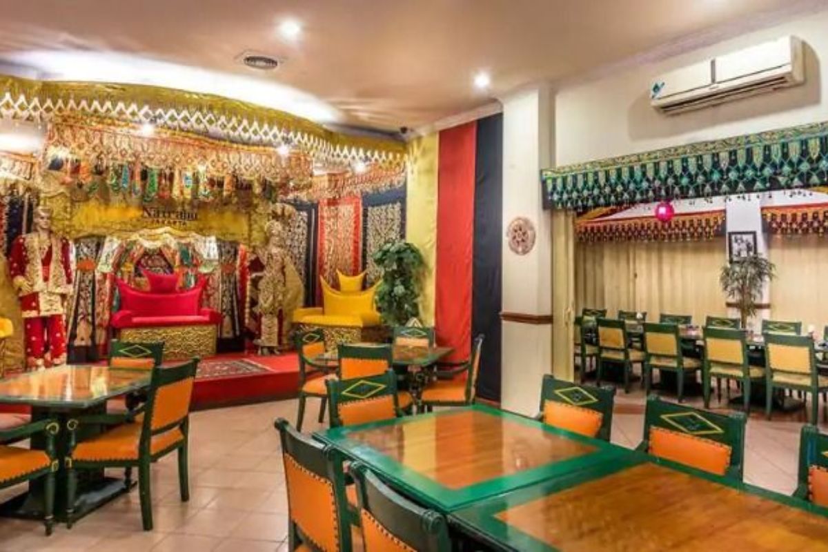 Jelajah Kuliner Minang: Daftar Tempat Makan Legendaris di Padang dan Manfaat Menjelajahinya
