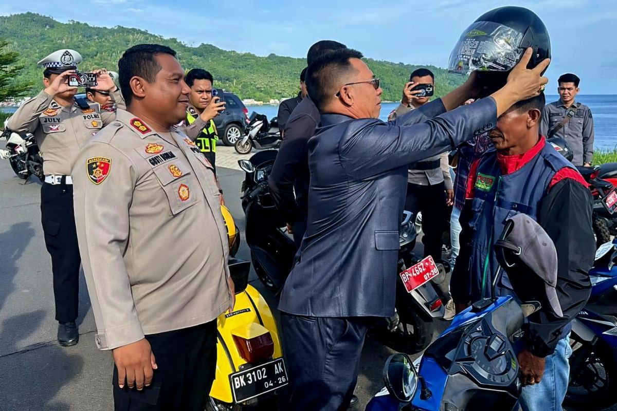 Sinergi Pemkab Anambas dan Polres: 50 Helm Gratis Dibagikan ke Warga saat HUT Bhayangkara ke-80