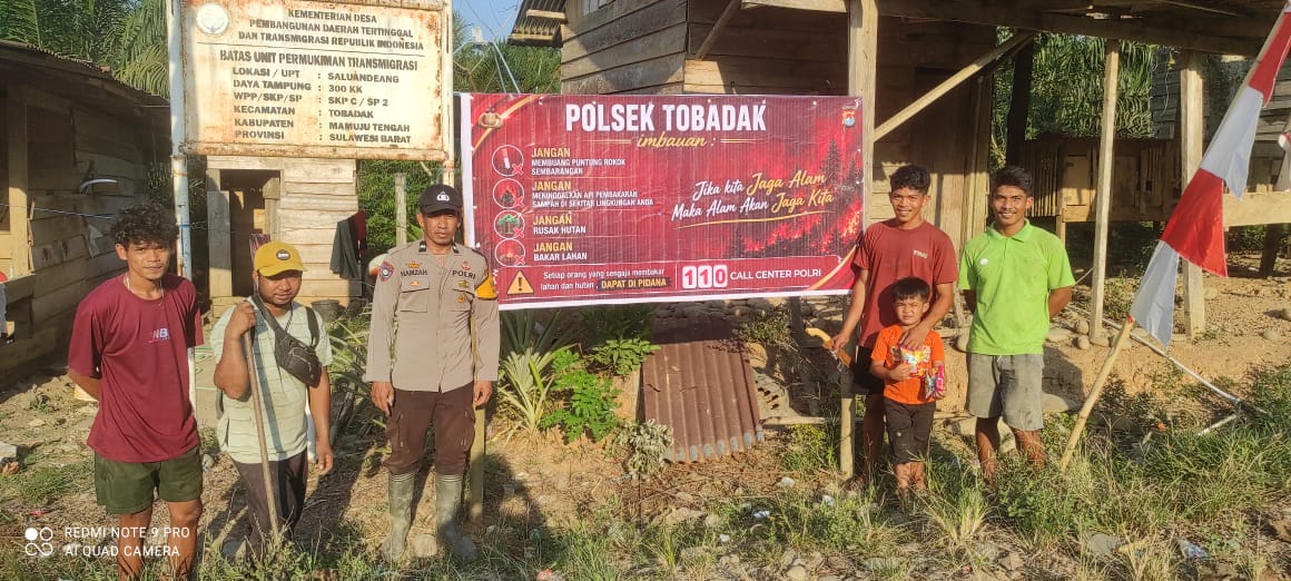 Polres Mamuju Tengah Pasang Spanduk Larangan Bakar Lahan di Tobadak, Bhabinkamtibmas Turun ke Dusun Saluandeang
