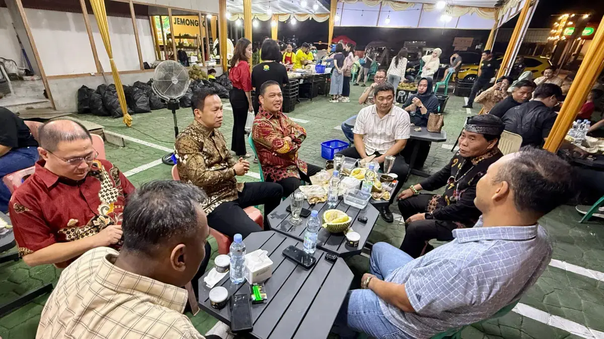 Bukan di Ruang Rapat Formal, Dua Gubernur Kalimantan Pilih Meja Durian untuk Bahas Ekonomi dan Pariwisata