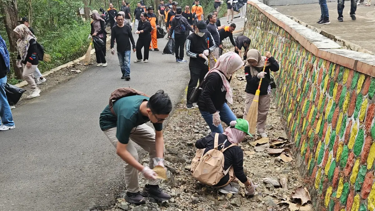 Peringati Hari Lingkungan Hidup Sedunia 2026, Puluhan Relawan Bersihkan Sampah di Kawasan Wisata Batu Seribu Sukoharjo