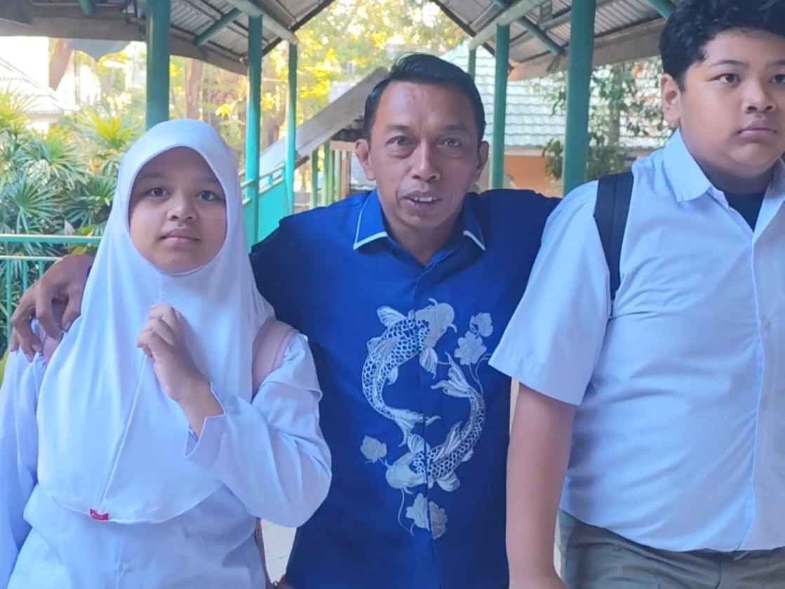 Bupati Sidrap Syaharuddin Alrif Antar Anak ke Sekolah di Hari Pertama, Serukan Gerakan Ayah Bangun Percaya Diri