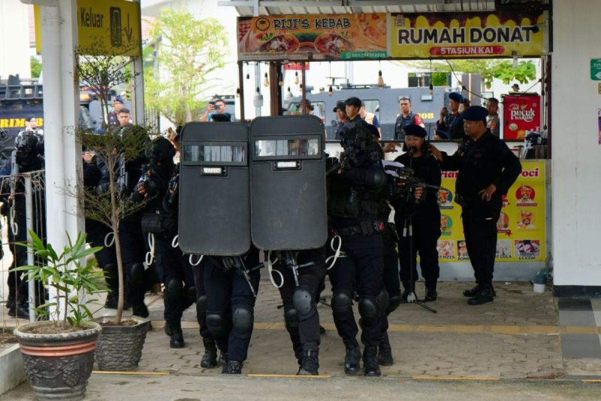 KAI Divre II Sumbar dan Polda Sumbar Gelar Simulasi Penanganan Teror di Stasiun Padang, Libatkan Dua Gerbong Kereta