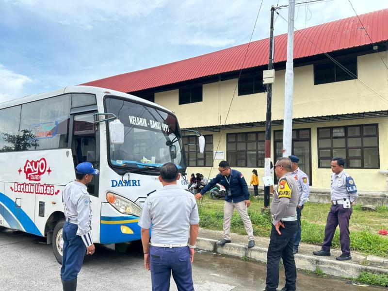 Kasatlantas Polres Natuna dan Dishub Uji Kelaikan Bus Damri di Ranai, Pastikan Rem hingga Ban Aman