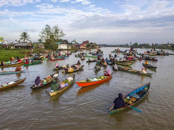 5 Tempat Wisata di Kalimantan Selatan yang Wajib Dikunjungi, dari Pasar Terapung hingga Loksado