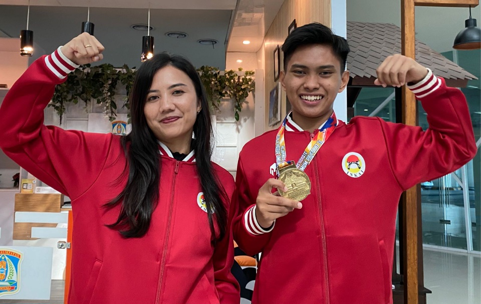 Dislokasi Bahu Dua Kali, Karateka Muda Balikpapan Muhammad Arif Saprudin Tetap Rebut Emas di Kejurnas FORKI Bandung
