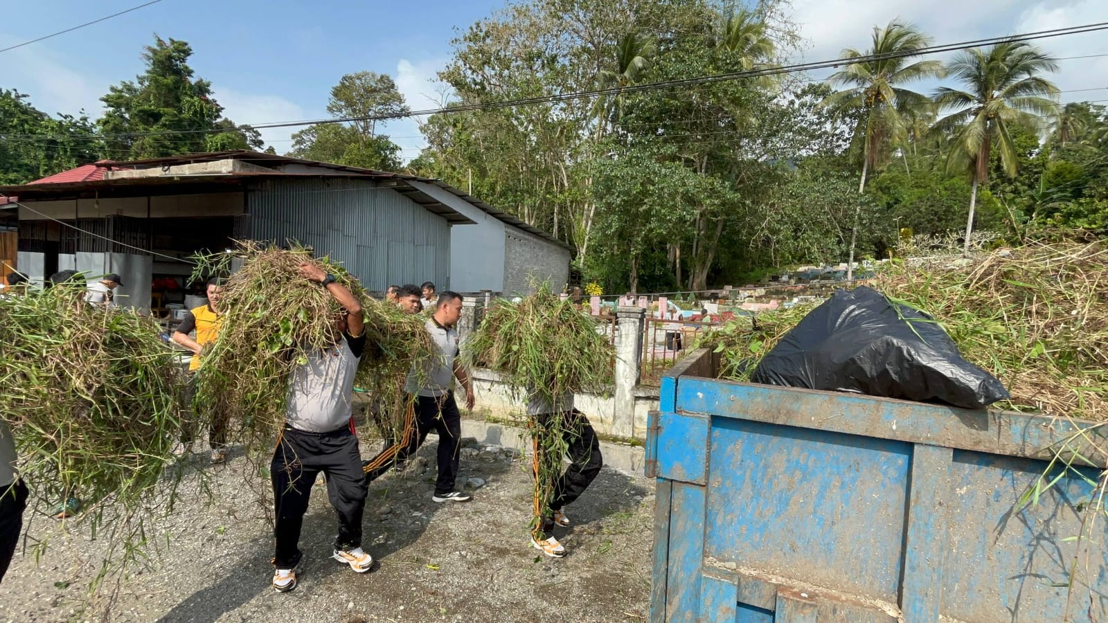 Polres Morowali Bersihkan Makam Umum di Bungku Tengah, 80 Personel dan Warga Gotong Royong Sambut Hari Bhayangkara