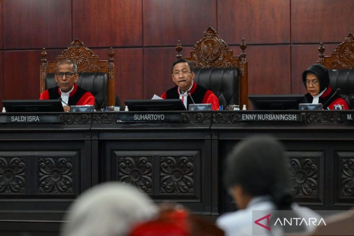 MK Nyatakan Gugatan Ijazah Gibran Tak Dapat Diterima, Denny Indrayana dan KIPP Kalah di Eksepsi
