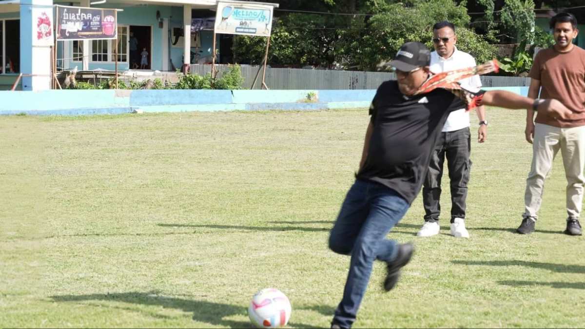 Bupati Malteng Zulkarnain Awat Amir Tendang Bola Tandai Pembukaan UAA Cup I di Negeri Liang, Turnamen Sepak Bola Pemuda Maluku Tengah