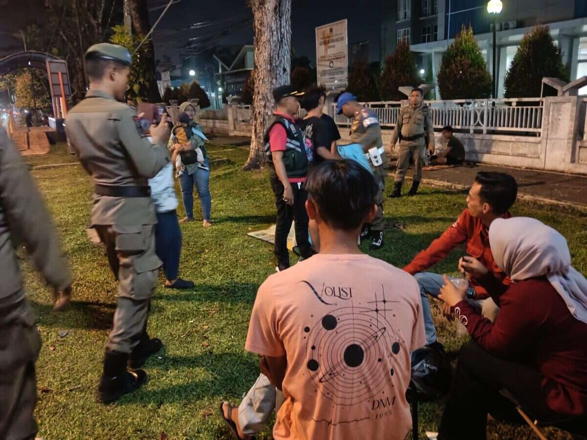 Trotoar dan Taman Kota Rusak, Satpol PP Padang Tertibkan Puluhan PKL di Jalan Khatib Sulaiman