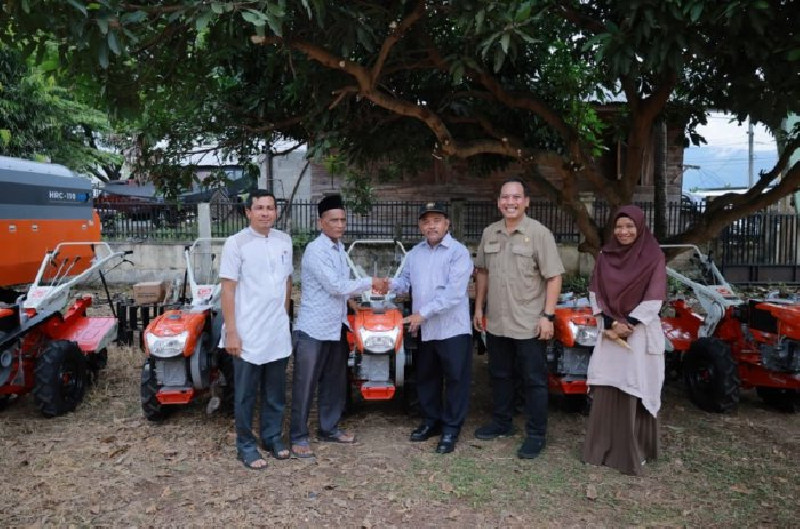 Pemkab Aceh Besar Salurkan 40 Unit Traktor dan Pompa Air ke Kelompok Tani, Wajib Digunakan Bersama