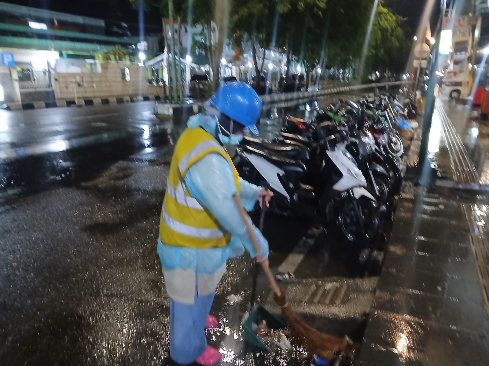 Kisah Asmawati, 9 Tahun Sapu Jalanan Kota Meulaboh di Tengah Hujan Demi Tiga Anaknya