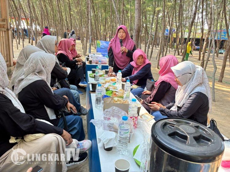 Puluhan Lansia di Pati Ikuti Belajar di Pantai Wates Rembang, Padukan Kajian Agama dengan Senam dan Permainan