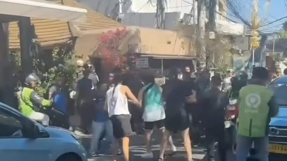 Keributan di Canggu: WNA dan Sopir Taksi Adu Jotos, Lalu Lintas di Jalan Raya Sempat Macet Total