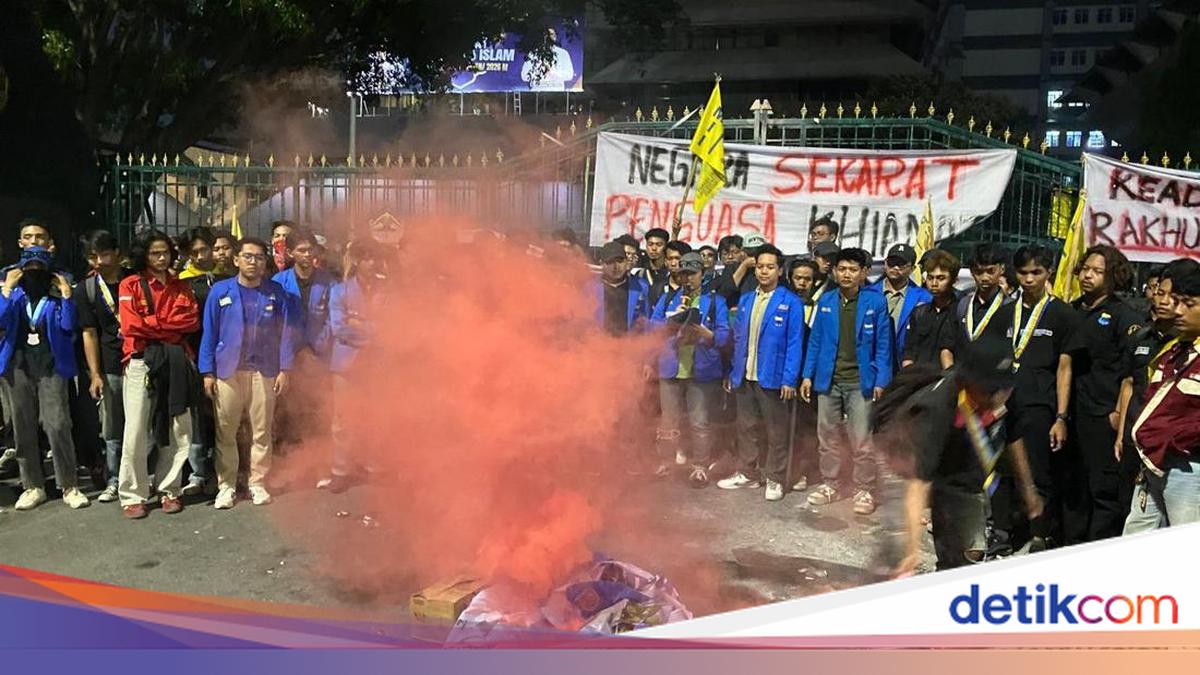 Massa PMII Semarang Coba Paksa Masuk Gubernuran, Polisi Redam dengan Azan Magrib dan Lantunan Selawat