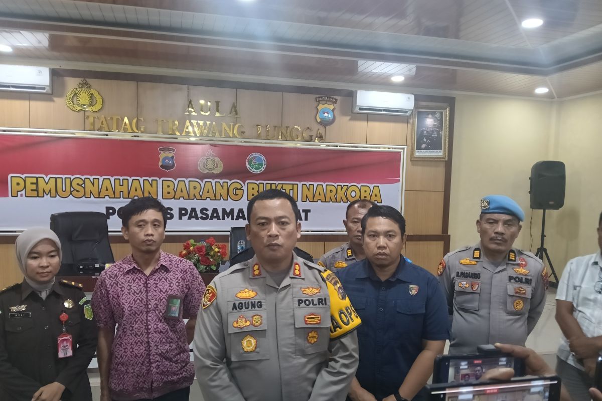 Polres Pasaman Barat Beri Penghargaan ke 30 Personel Berprestasi, Kapolres: Ini Motivasi Perbaiki Kinerja