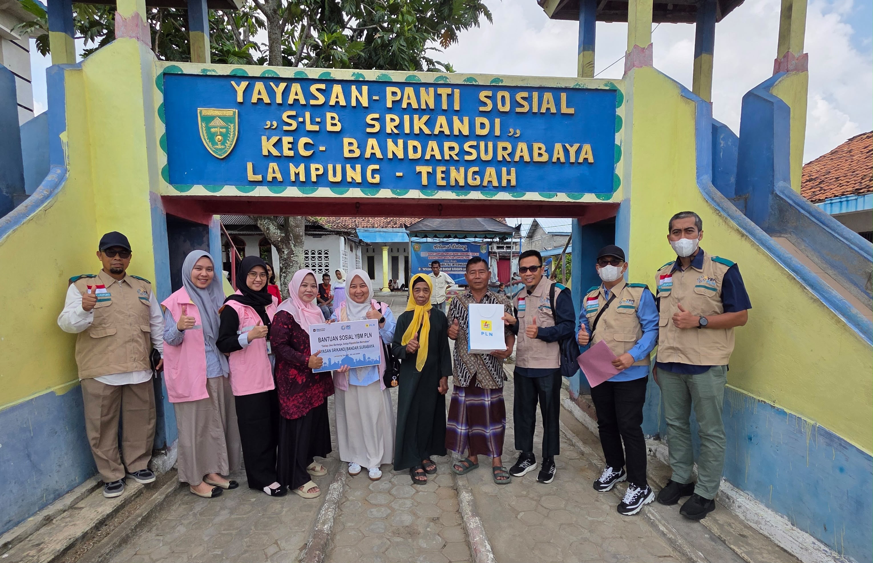 YBM PLN dan Srikandi PLN UP3 Metro Salurkan Bantuan Puluhan Juta Rupiah ke Panti Sosial SLB di Lampung Tengah