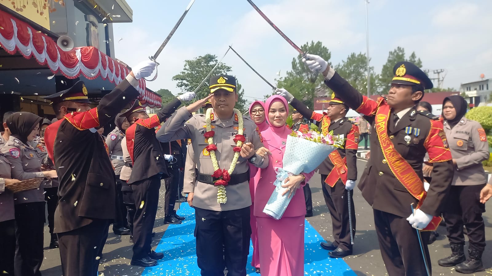 Pisah dari Polres Tasikmalaya Kota, AKBP Andi Purwanto Diarak Sisingaan ke Tugas Baru di Subang