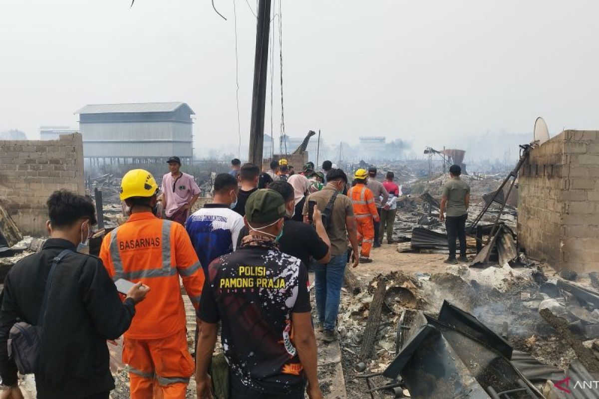 Bupati Bangka Selatan Temui Korban Kebakaran Dusun Sedang, Pastikan Bantuan Kebutuhan Dasar Mengalir