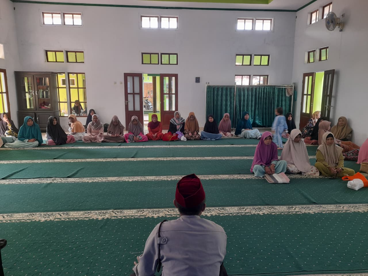 Polsek Kawali Ciamis Awasi Penyaluran BLT Dana Desa di Linggapura, 10 KPM Terima Rp 450 Ribu