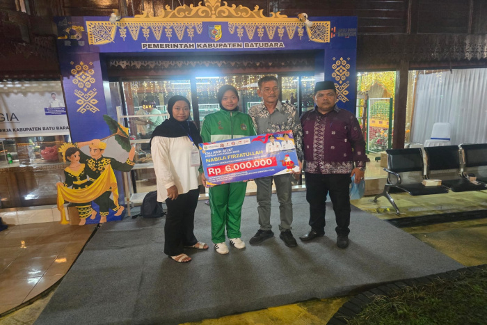 Paviliun Kabupaten Batu Bara Raih Juara II di PRSU ke-50, Pj Sekda Terima Penghargaan dari Wagub Sumut