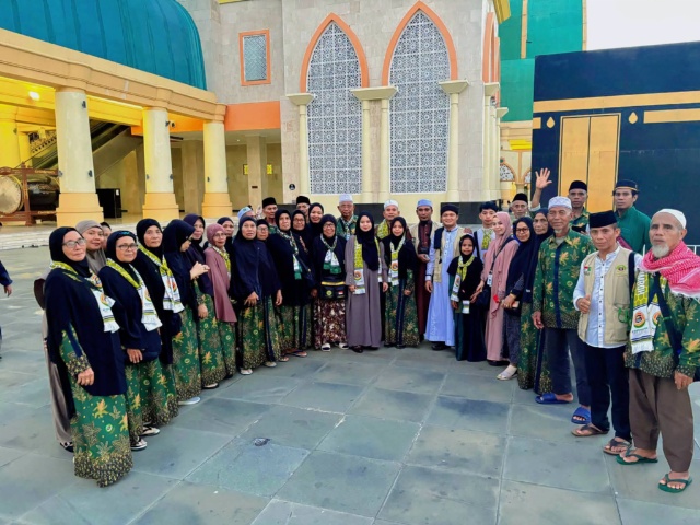 50 Jamaah Umrah Asal Dompu dan Bima Berangkat Perdana, Kenakan Seragam Bermotif Jagung dan Padi ke Tanah Suci