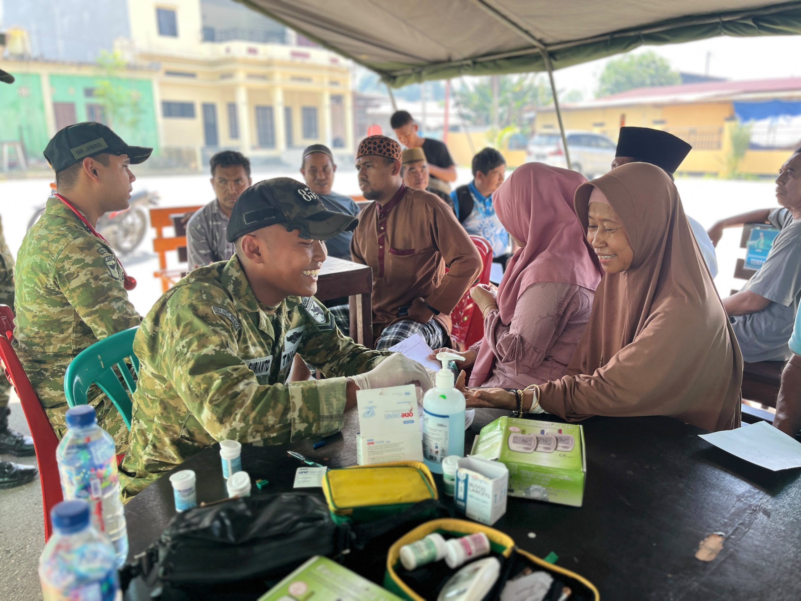 Yonif TP 859/RBK Layani Ratusan Warga Supiori dengan Pengobatan Gratis di Halaman Masjid An-Nur