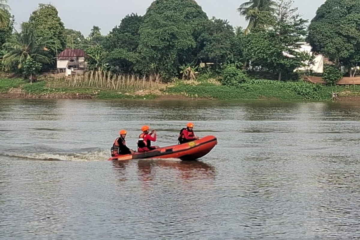 Tim SAR Gabungan Sisir Dua Titik Sungai Ogan Cari Pemuda Ogan Ilir yang Hanyut Terseret Arus Saat Berenang